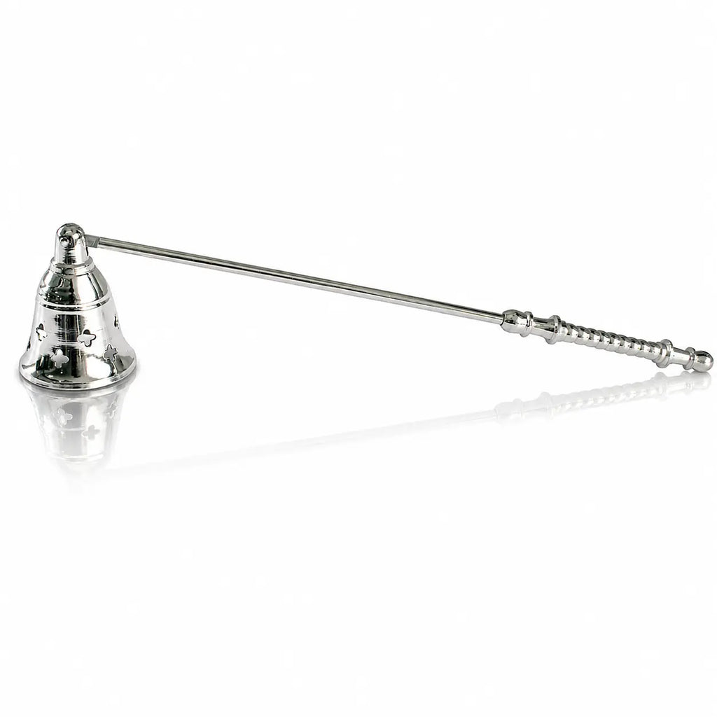 Éteignoir à bougie en métal argenté avec cloche perforée de trèfles et manche torsadé.