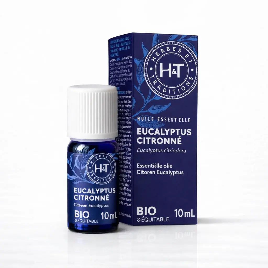 Un flacon de 10 ml et son emballage d'huile essentielle d'Eucalyptus Citronné (Bio & Équitable) de la marque Herbes & Traditions, présentés sur un fond blanc épuré.