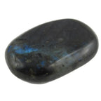 Labradorite - Galet, illustré par un galet unique de taille moyenne, poli et sombre, laissant apparaître de subtils reflets bleu électrique sur l'une de ses extrémités.