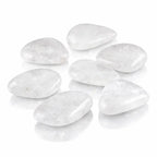 Sept galets polis de quartz blanc laiteux, de forme ovale et triangulaire, sur fond blanc réfléchissant.