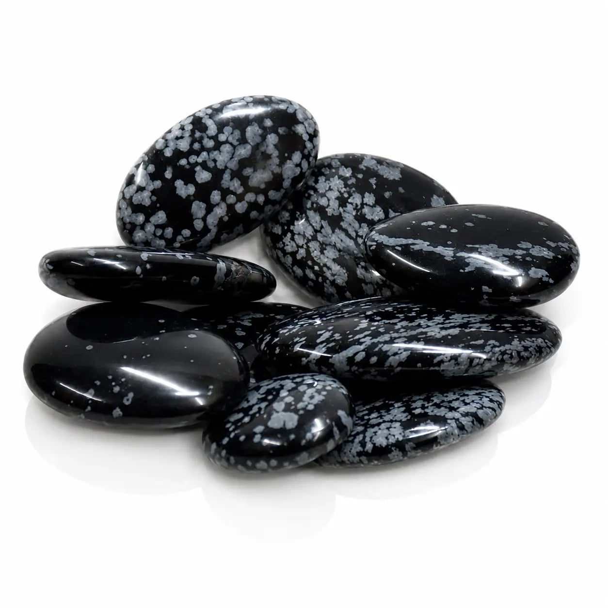 Obsidienne Mouchetée : lot de galets plats et polis en verre volcanique noir parsemé de taches blanches semblables à des flocons.