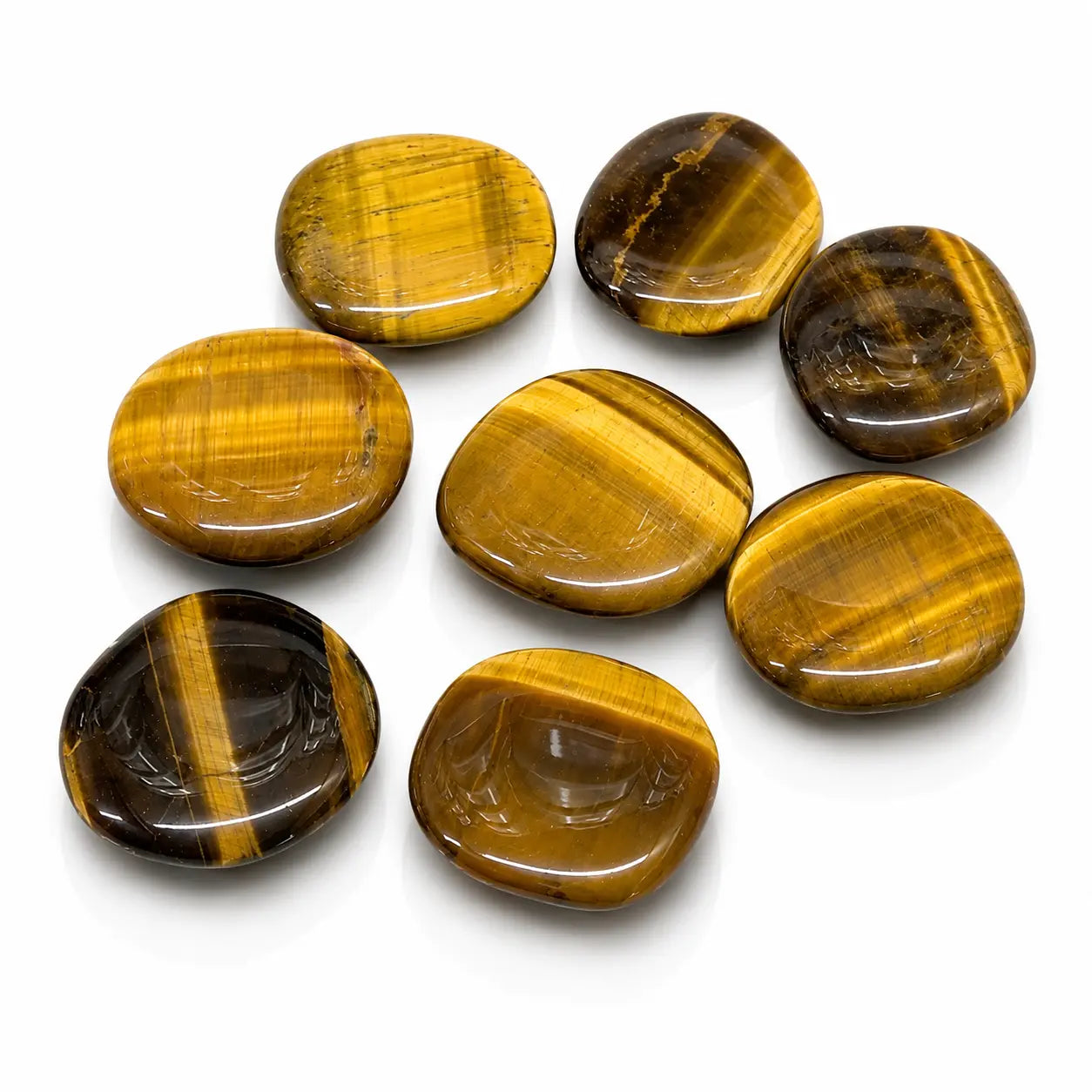 Ces galets polis en oeil de tigre présentent une forme plate et bombée aux magnifiques reflets chatoyants dorés et bruns.