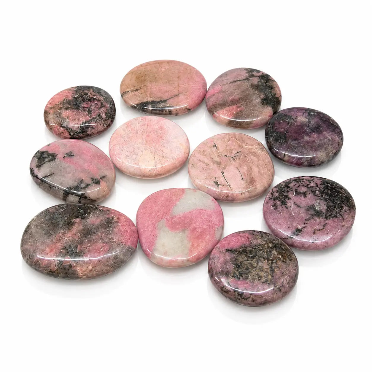 Galet poli de rhodonite aux nuances contrastées de rose et de noir, isolé sur un fond blanc avec un léger reflet à sa base.