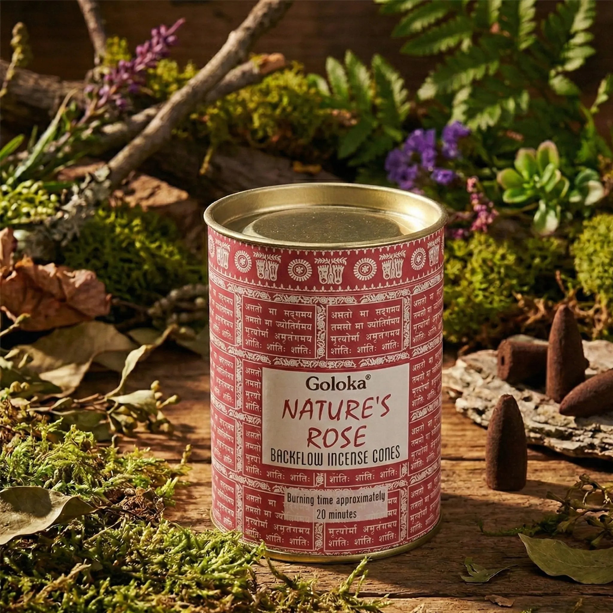 Boîte de cônes d’encens backflow Goloka Nature’s Rose, cylindre métal rouge à motifs, couvercle doré, cônes d’encens bruns sur support à droite.