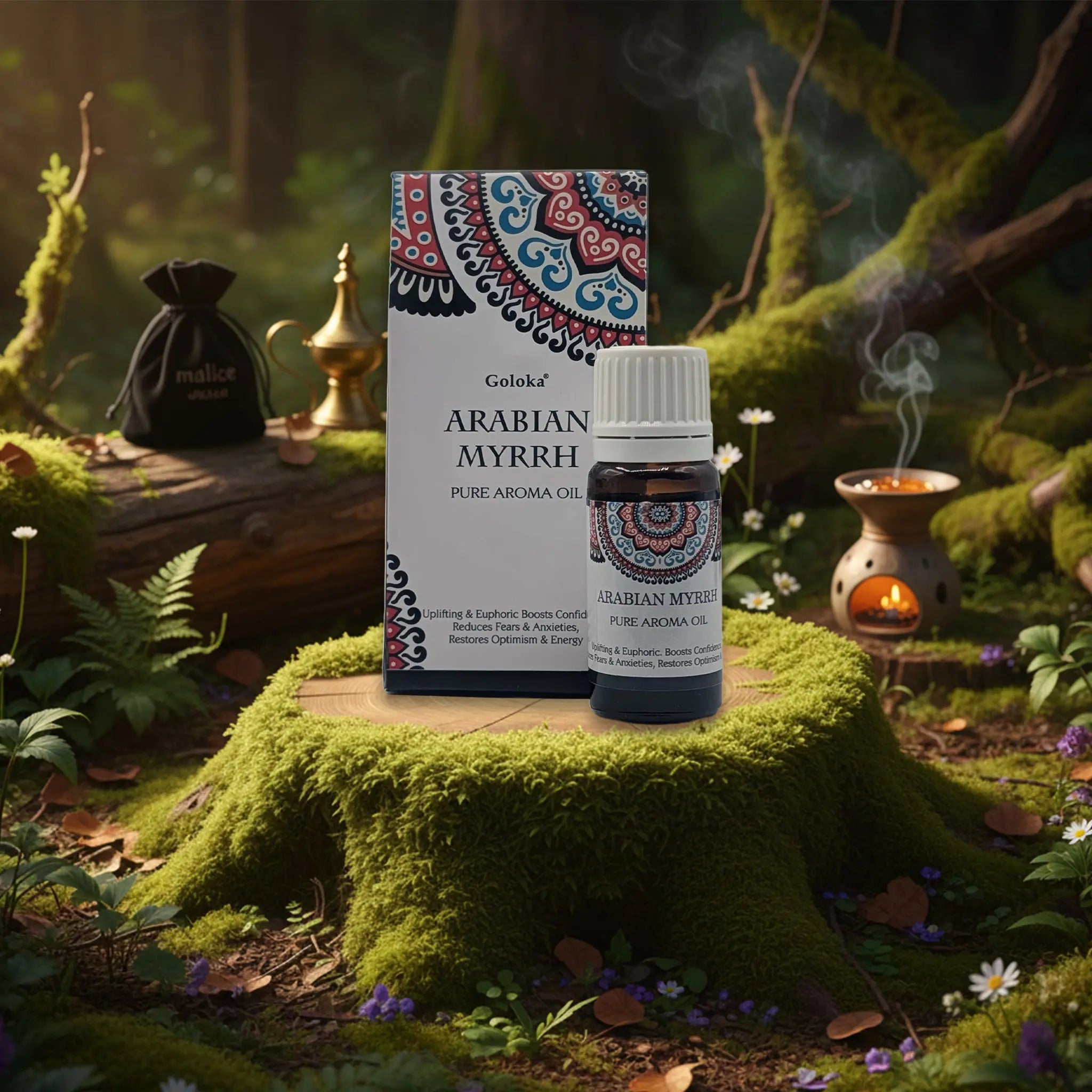 Flacon et boîte d’huile aromatique Goloka « Arabian Myrrh » (Pure Aroma Oil) posés sur une souche recouverte de mousse, dans une ambiance forêt féerique (fumée d’encens, petite bougie allumée au fond, tons verts et dorés, mise au point produit).