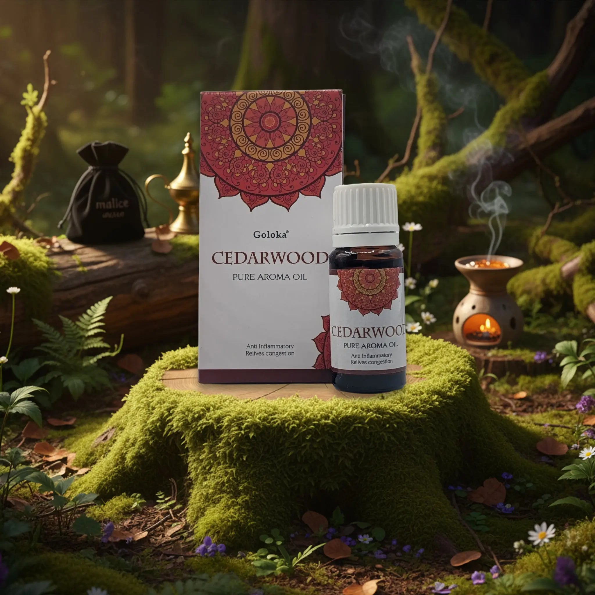 Flacon et étui d’huile aromatique Goloka « Cedarwood » (Pure Aroma Oil), posés sur une souche recouverte de mousse, en décor de forêt (lumière dorée, fumée d’encens, petit brûleur avec bougie allumée en arrière-plan).