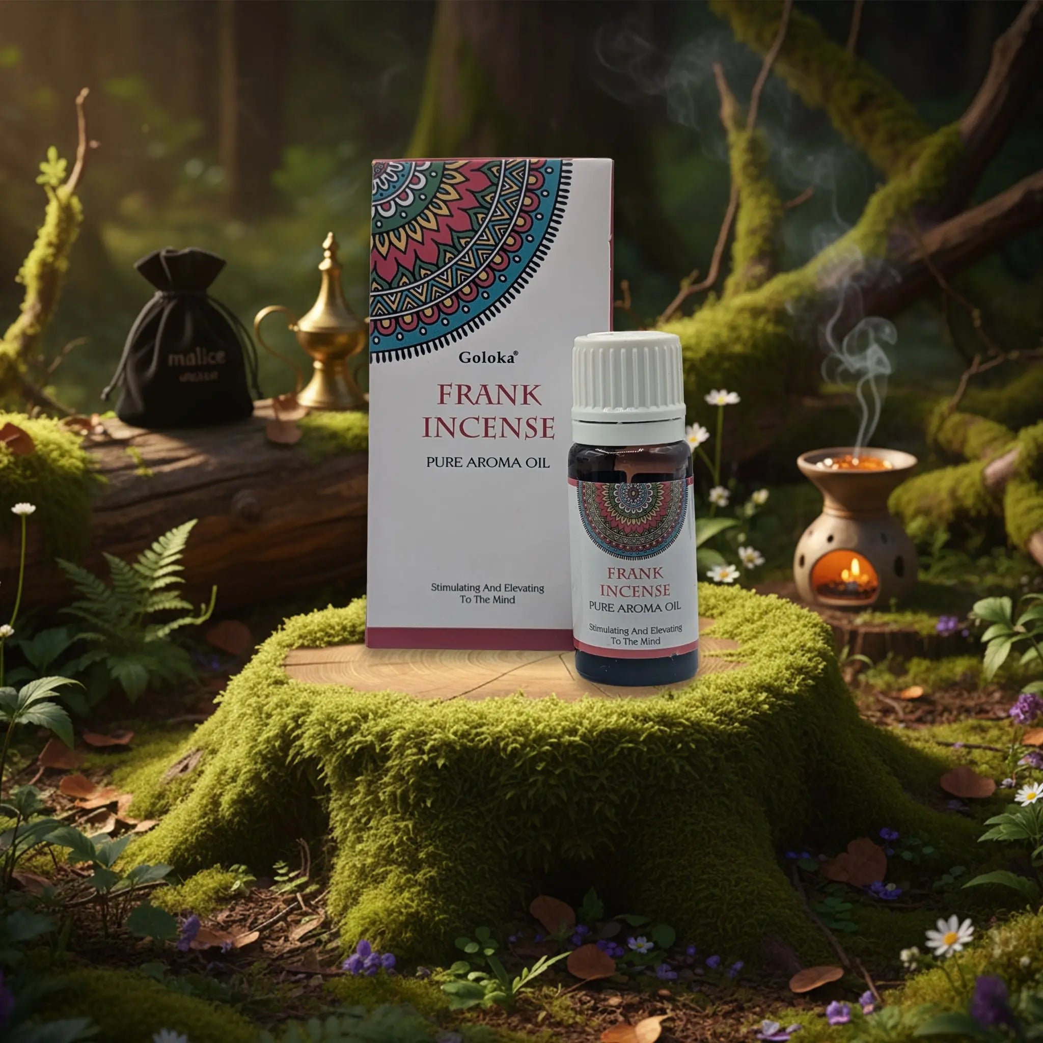 Huile aromatique Goloka « Frank Incense » (Pure Aroma Oil) : le flacon avec bouchon blanc est posé devant son étui, sur une souche couverte de mousse, avec un brûle-parfum allumé et de la fumée en arrière-plan.