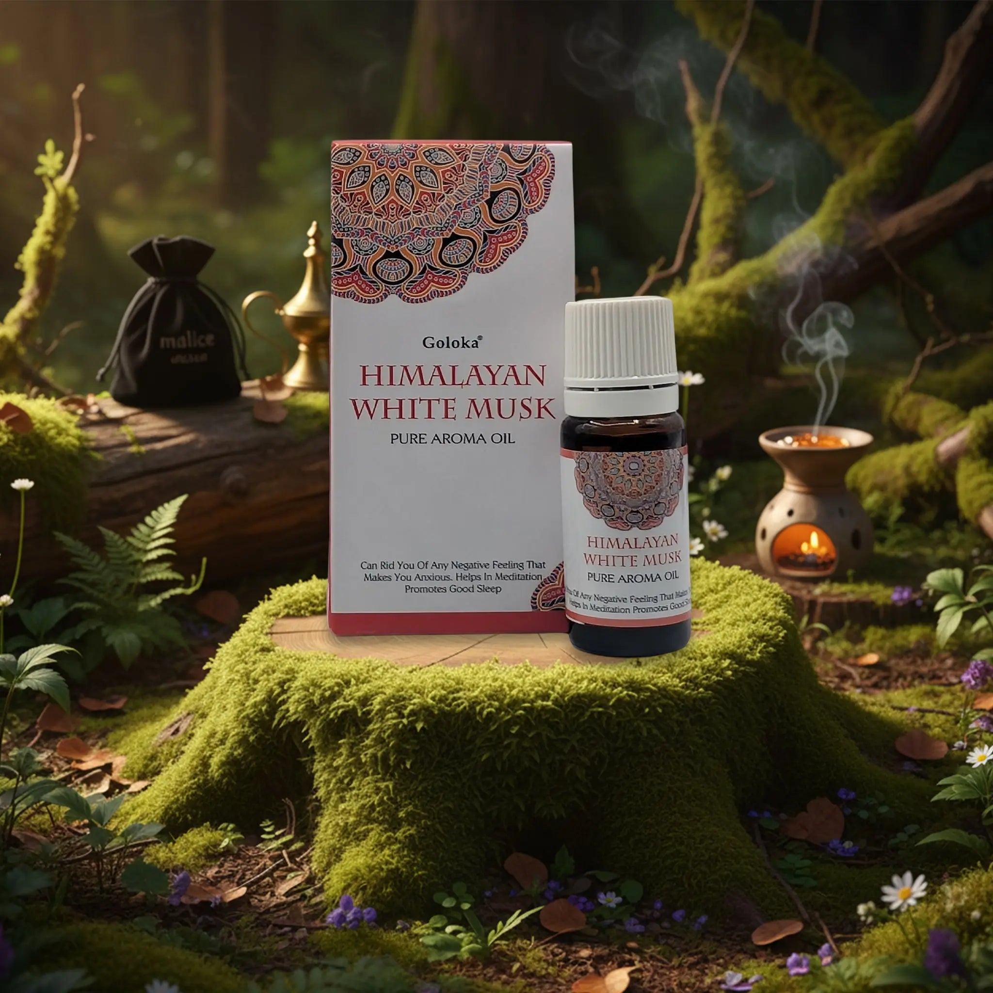 Flacon + étui d’huile aromatique Goloka « Himalayan White Musk » (Pure Aroma Oil), photographiés en ambiance forêt/mousse, avec fumée en arrière-plan et un petit brûle-parfum allumé sur la droite.