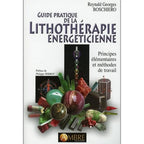La couverture de l'ouvrage "Guide pratique de la lithothérapie énergéticienne" de Reynald Georges Boschiero, aux Éditions Ambre, illustrée par une composition de cristaux, de schémas géométriques et des chakras sur fond blanc.