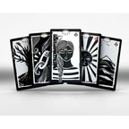 Éventail de cinq cartes illustrées en noir et blanc du jeu Gulliver Lenormand.
