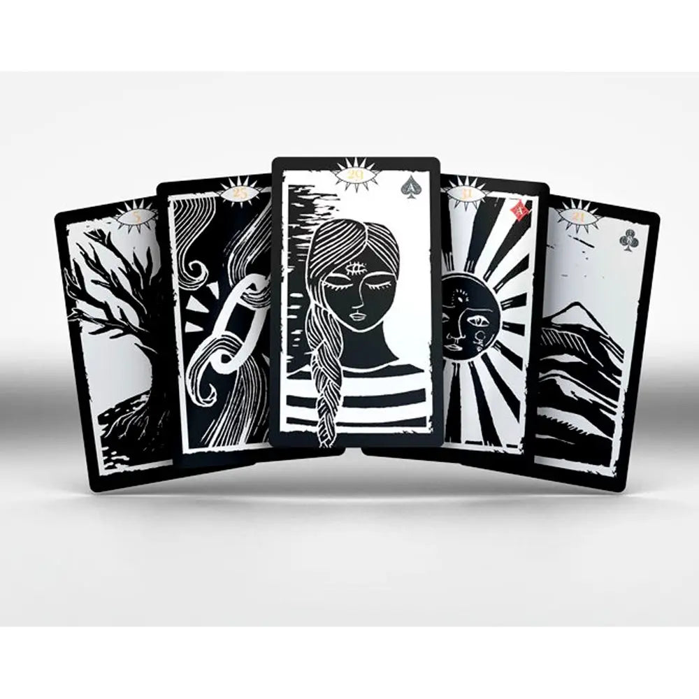 Éventail de cinq cartes illustrées en noir et blanc du jeu Gulliver Lenormand.