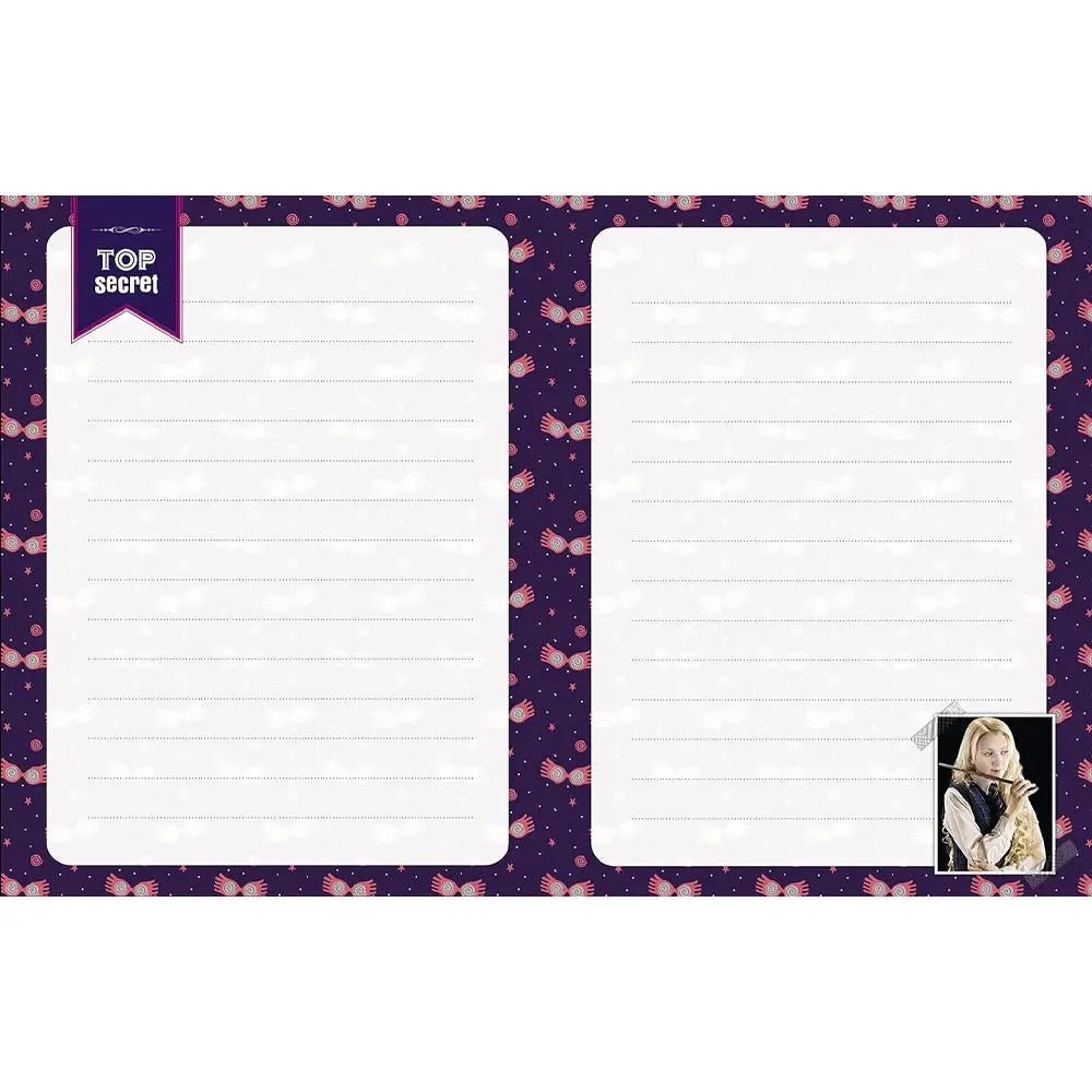 Harry Potter - Mon journal secret de sorcière, une double-page intérieure lignée pour écrire ses secrets, marquée d'un onglet « TOP secret », décorée de motifs de lorgnospectres sur fond violet et illustrée d'une petite photo de Luna Lovegood tenant sa baguette magique.
