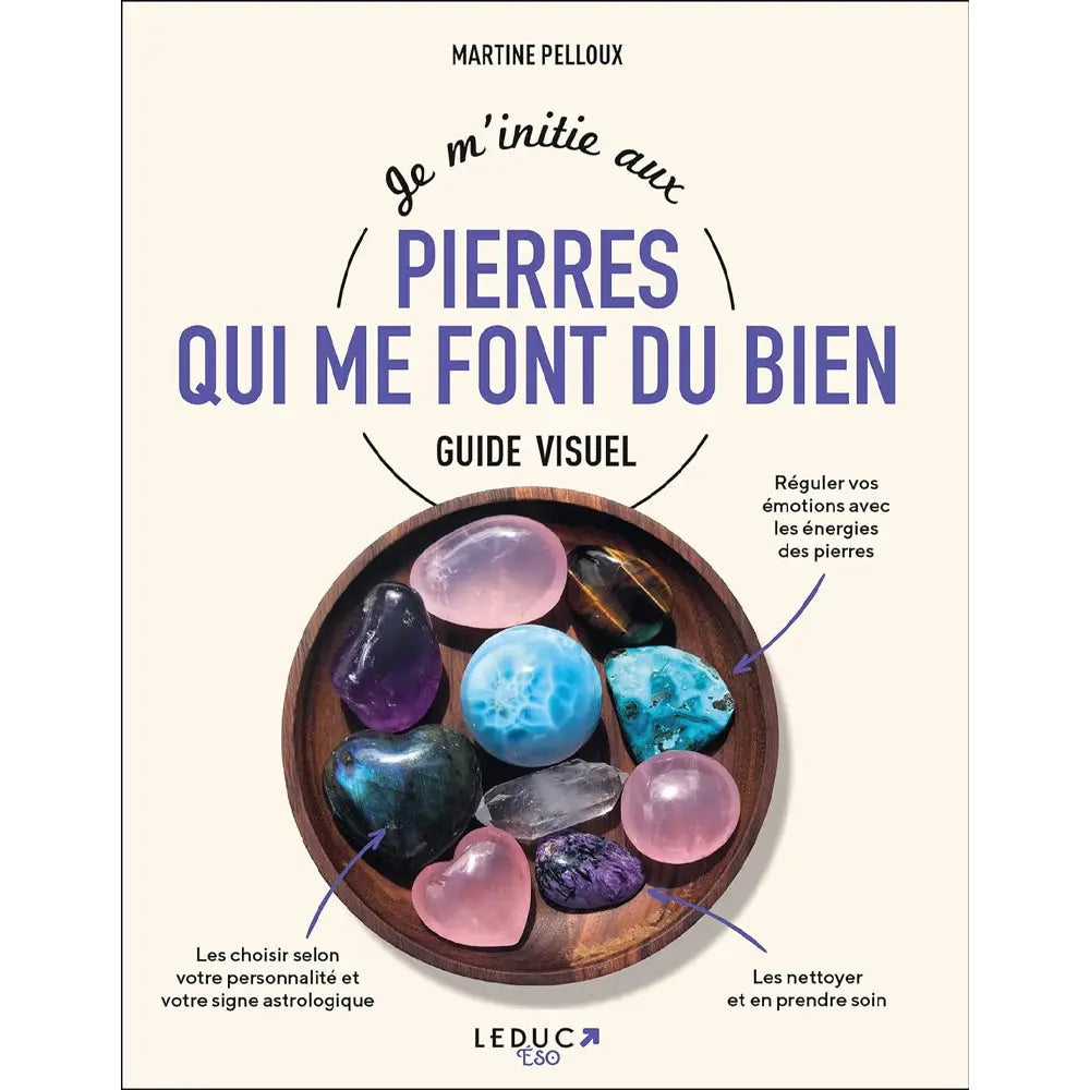 Couverture du livre "Je m'initie aux pierres qui me font du bien" de Catherine Maillard, illustrée par une main tenant un petit cristal de roche devant un assortiment de pierres naturelles colorées.