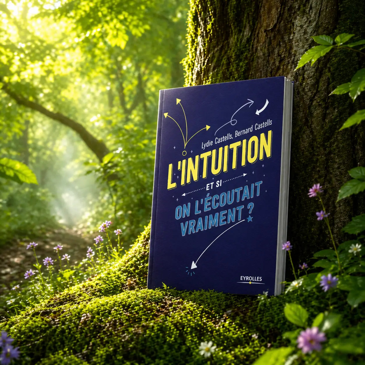 Livre bleu L'Intuition - Et si on l'écoutait vraiment ? de Lydie et Bernard Castells posé dans la mousse d'un sous-bois lumineux, illustré de flèches directionnelles jaunes et blanches.