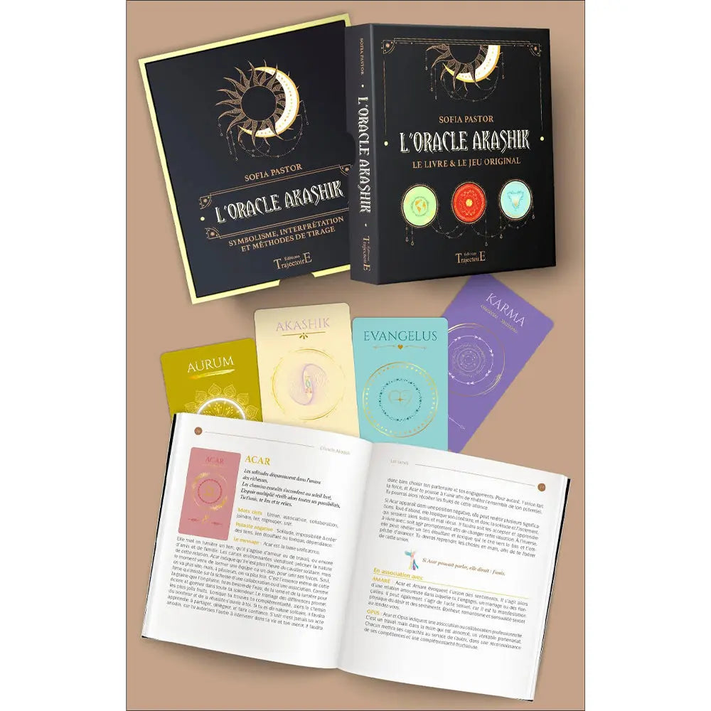 L'Oracle Akashik coffret complet noir et or comprenant le livre ouvert, quatre cartes colorées et la boîte illustrée d'un soleil et d'une lune.