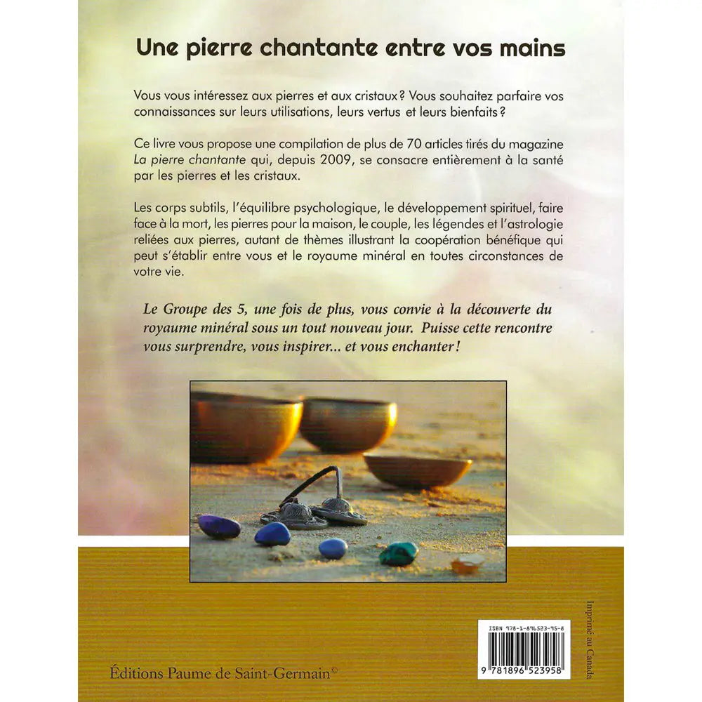 Quatrième de couverture du livre "La pierre chantante" présentant un résumé sur la santé par les pierres, une compilation de 70 articles et une photo de bols tibétains sur du sable.