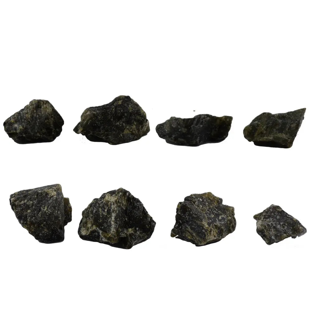 Huit fragments de labradorite brute aux formes irrégulières et aux teintes sombres gris-vert, alignés sur deux rangées sur un fond blanc uni.