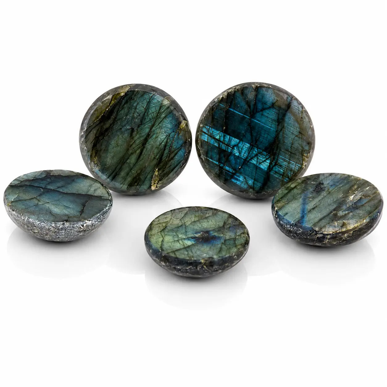 Labradorite - Demi-sphère, illustré par un ensemble de pierres taillées en demi-sphères à la face plane polie, révélant des reflets irisés intenses bleus et verts traversés de lignes de fracture naturelles.