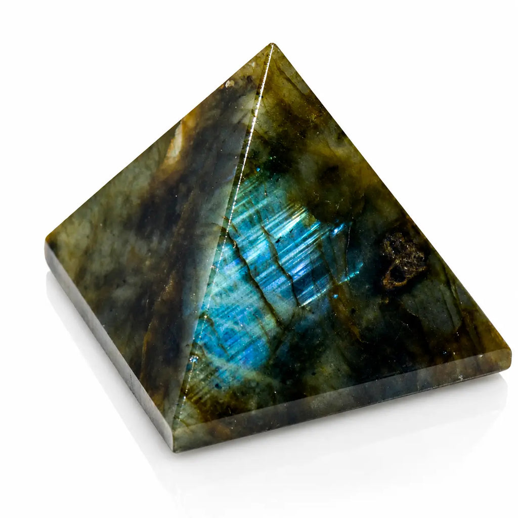 Labradorite - Pyramide, illustré par une pierre taillée et polie en forme de pyramide à base carrée, dont l'une des faces révèle un éclat irisé bleu turquoise intense et strié.