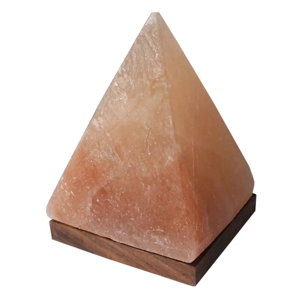 Lampe en sel de l'Himalaya en forme de pyramide, reposant sur un socle carré en bois.