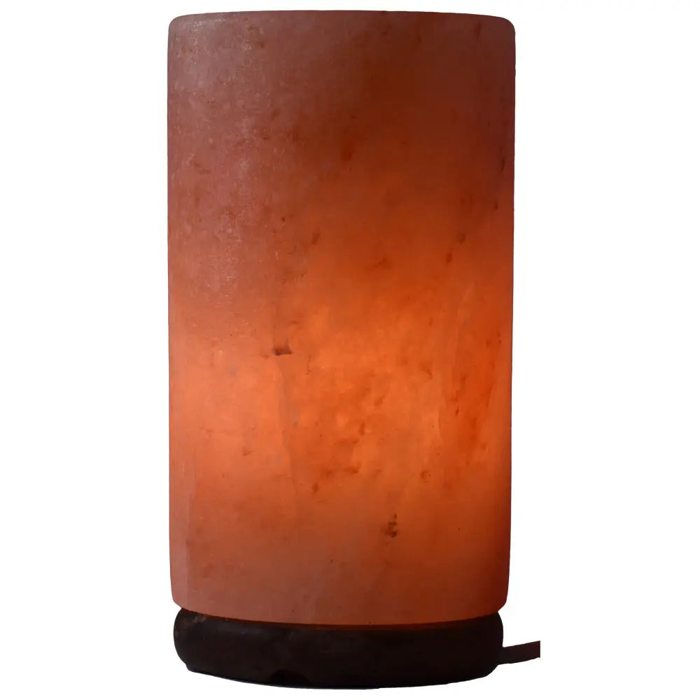 Lampe en sel de l'Himalaya de forme cylindrique sur son socle en bois, avec son câble d'alimentation visible.