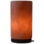 Lampe en sel de l'Himalaya de forme cylindrique sur son socle en bois, avec son câble d'alimentation visible.