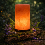 Lampe en véritable Sel de l'Himalaya - Forme Cylindre lumineuse sur socle en bois avec cristaux pour ambiance zen et purification de l'air.
