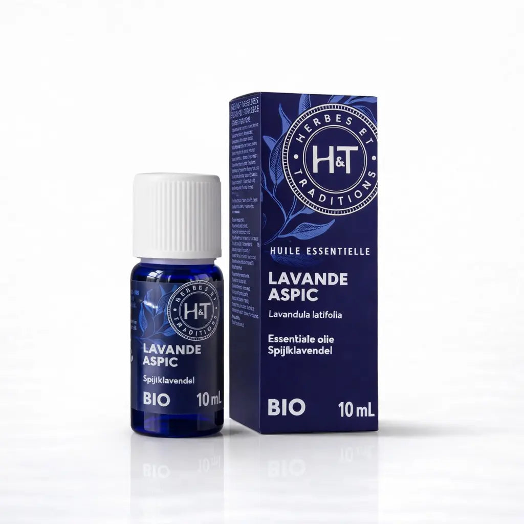 Un flacon de 10 ml d'huile essentielle de lavande aspic bio de la marque Herbes & Traditions, accompagné de son étui en carton bleu foncé assorti, présenté sur un fond blanc.