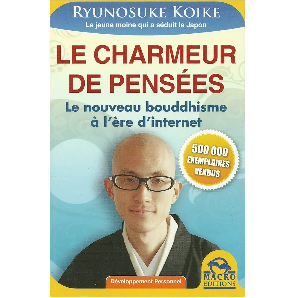 Le Charmeur de Pensées de Ryunosuke Koike, illustré par un portrait de l'auteur portant des lunettes et une tenue traditionnelle de moine, sur une couverture aux tons bleus et jaunes arborant un macaron « 500 000 exemplaires vendus ».