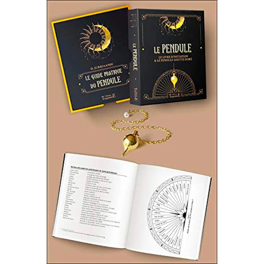 Présentation du coffret « Le Guide Pratique du Pendule » de D. Jurriaanse (Éditions Trajectoire), comprenant un livre d'initiation ouvert sur un cadran de radiesthésie, son étui de rangement noir et or, ainsi qu'un pendule goutte doré avec sa chaîne.