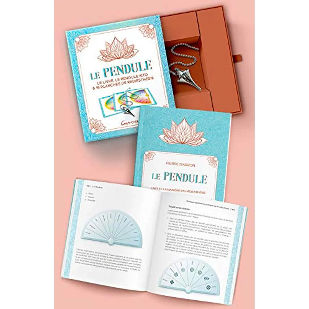 Présentation du coffret complet « Le Pendule » de Pierre d'Arzon, incluant le manuel d'initiation ouvert sur des cadrans de mesure, le pendule Kito argenté dans son étui de rangement et les planches de radiesthésie.