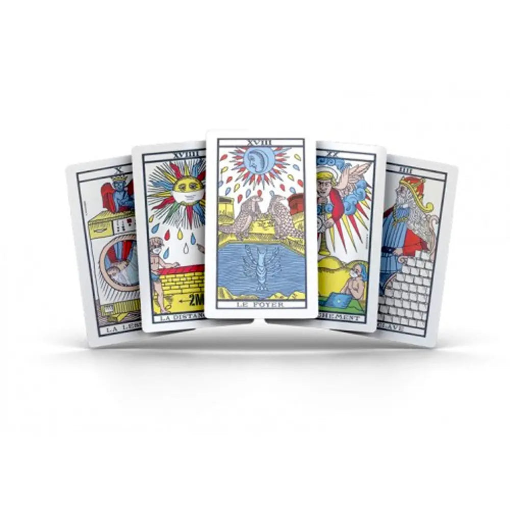 Le Tarot des Confinés (détail) : aperçu de plusieurs cartes au style Tarot de Marseille, revisitées avec des clins d’œil au confinement (ex : Le Foyer, La Distance, etc.).