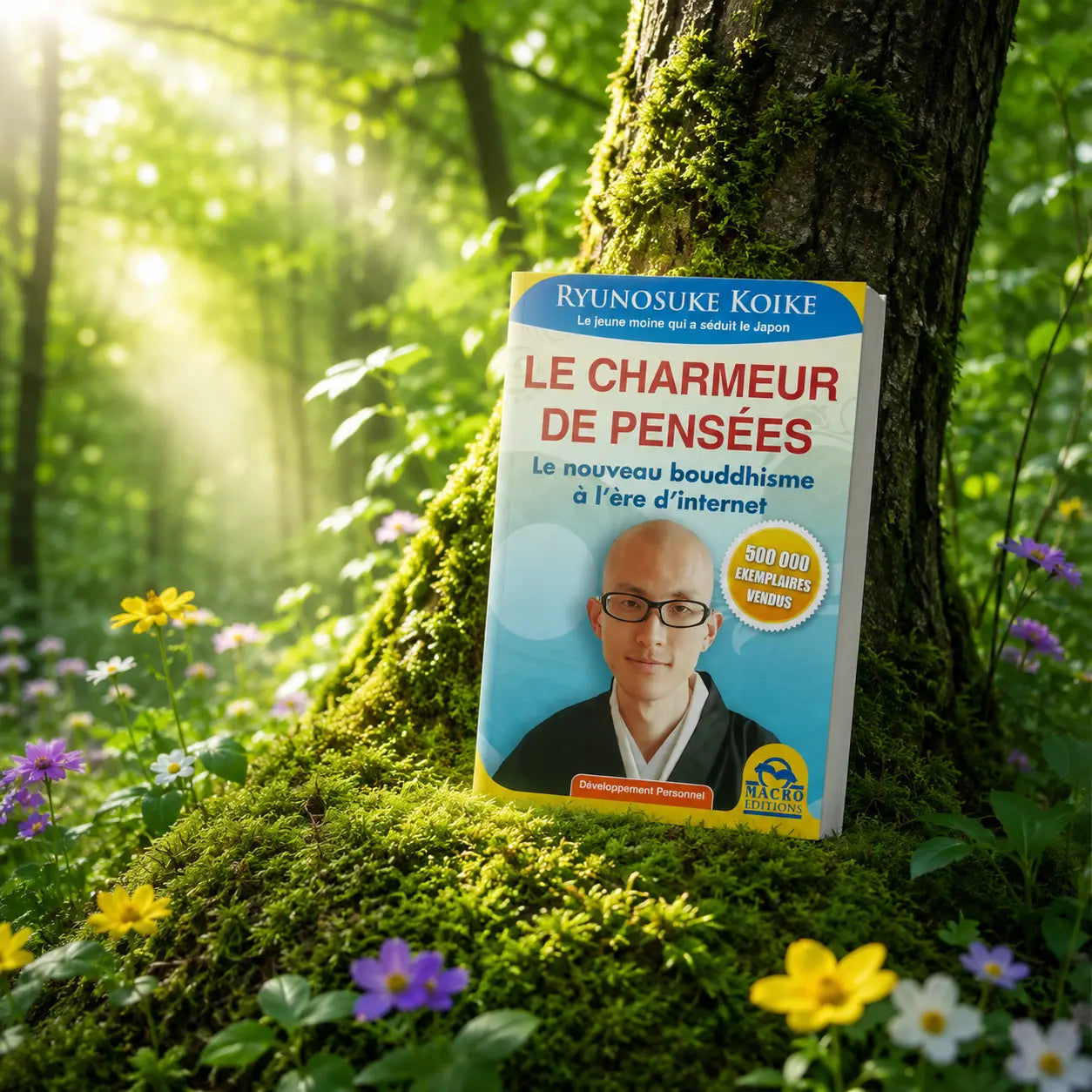 Livre Le Charmeur de Pensées sur mousse sacrée au pied d'un arbre, entouré de fleurs violettes sous des rayons de soleil magiques.
