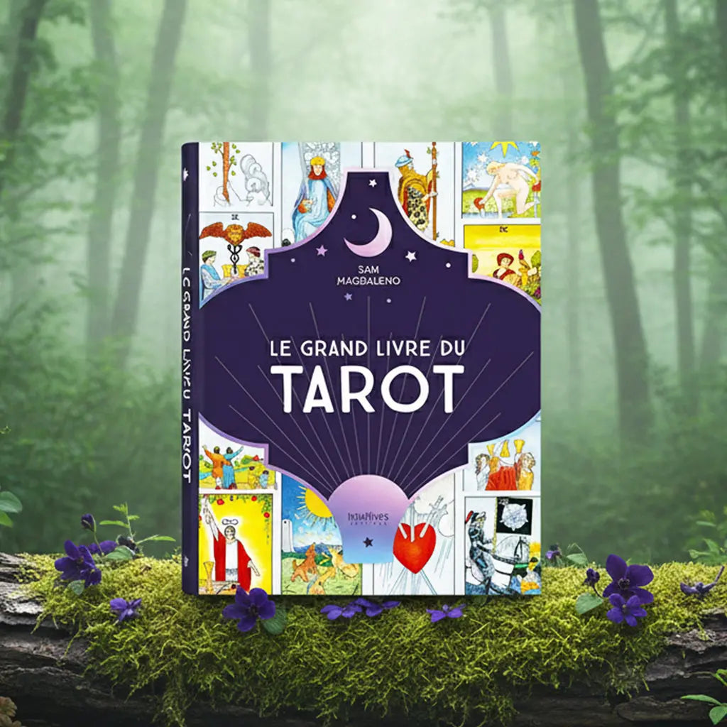 Couverture violette du livre Le Grand Livre du Tarot de Sam Magdaleno posée sur une souche, illustrée d'un collage de cartes de tarot classiques (Rider-Waite) et d'un croissant de lune.