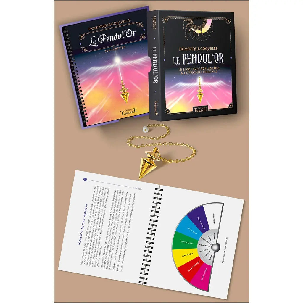 Présentation du coffret « Le Pendul'Or » de Dominique Coquelle, comprenant un livre de 33 planches à spirales ouvert sur un cadran de recherche de plan vibratoire, son étui de rangement, ainsi qu'un pendule émetteur-récepteur doré.