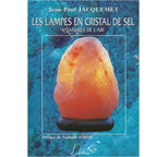 Les Lampes en cristal de sel de Jean-Paul Jacquemet, sa couverture mettant en scène une lampe en cristal de sel de l'Himalaya allumée et rayonnante, encadrée sur un fond texturé d'eau turquoise et bleue.