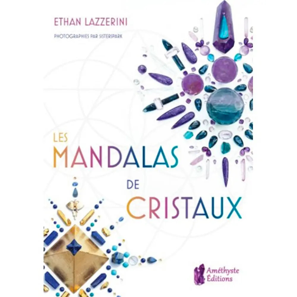 Les Mandalas de Cristaux de Ethan Lazzerini, une couverture épurée qui met en lumière un titre coloré sur fond blanc, magnifiquement entouré de structures géométriques sacrées composées de minéraux aux nuances violettes, bleues et dorées.