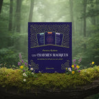 Coffret bleu nuit Les Charmes Magiques de Patrick Guérin posé sur une souche, orné de motifs celtiques dorés et présentant trois cartes de rituel.