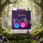 Livre Mon Journal Secret Luna Lovegood sur mousse sacrée au pied d'un arbre, entouré de fleurs violettes sous des rayons de soleil magiques.