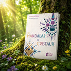 Livre Les Mandalas de Cristaux - Ethan Lazzerini sur mousse sacrée au pied d'un arbre, entouré de fleurs violettes sous des rayons de soleil magiques.