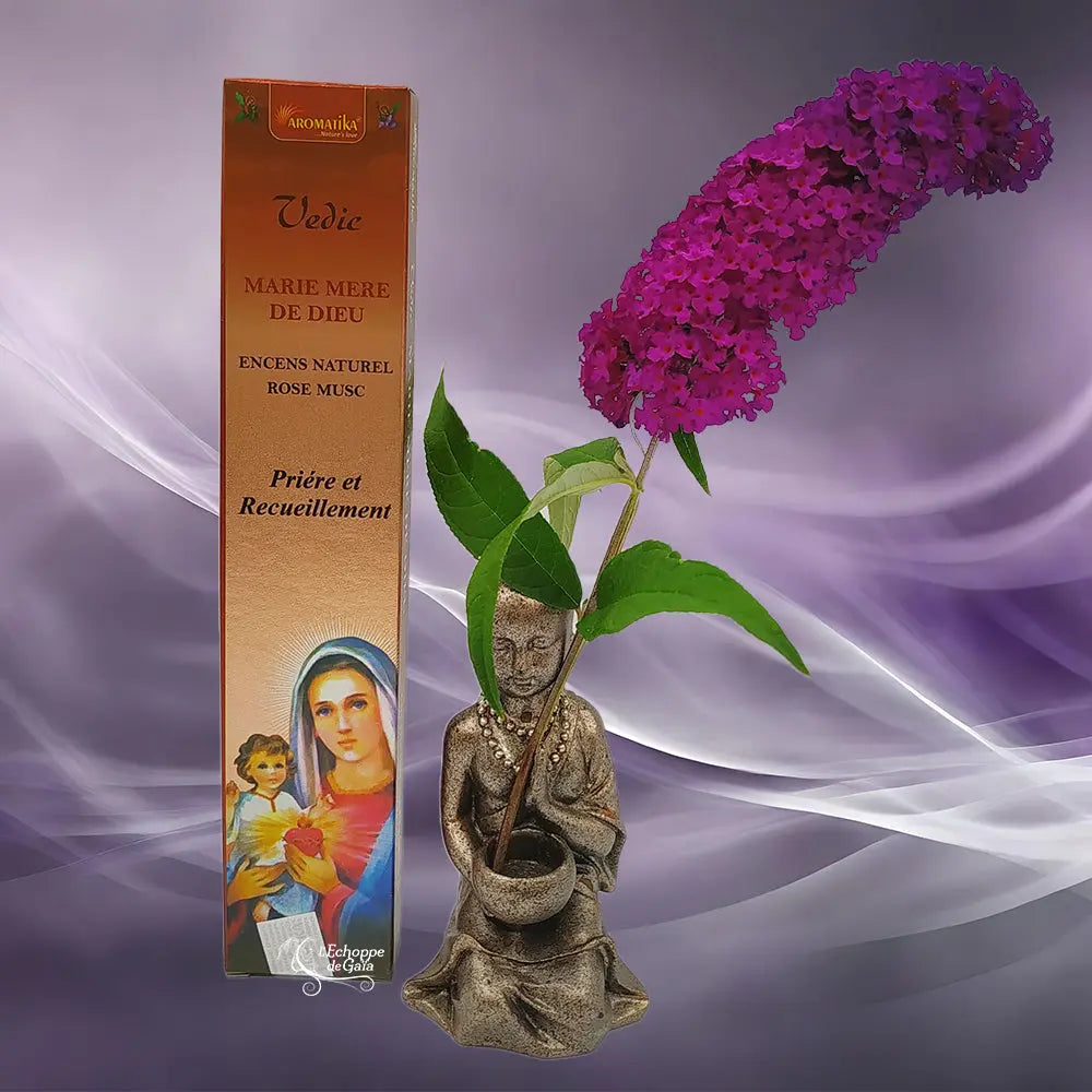 Boîte d'encens naturel Vedic Marie Mère de Dieu Rose Musc cuivrée avec illustration de la Vierge tenant l'enfant Jésus, statuette de moine et fleur violette sur fond mauve