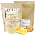 Sachet kraft de Sel de bain Himalaya Énergisant citron gingembre avec cristaux blancs et pétales jaunes.