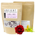 Sachet kraft de Sel de bain Himalaya Sensuel Ylang et Rose avec cristaux blancs et pétales rouges séchés.