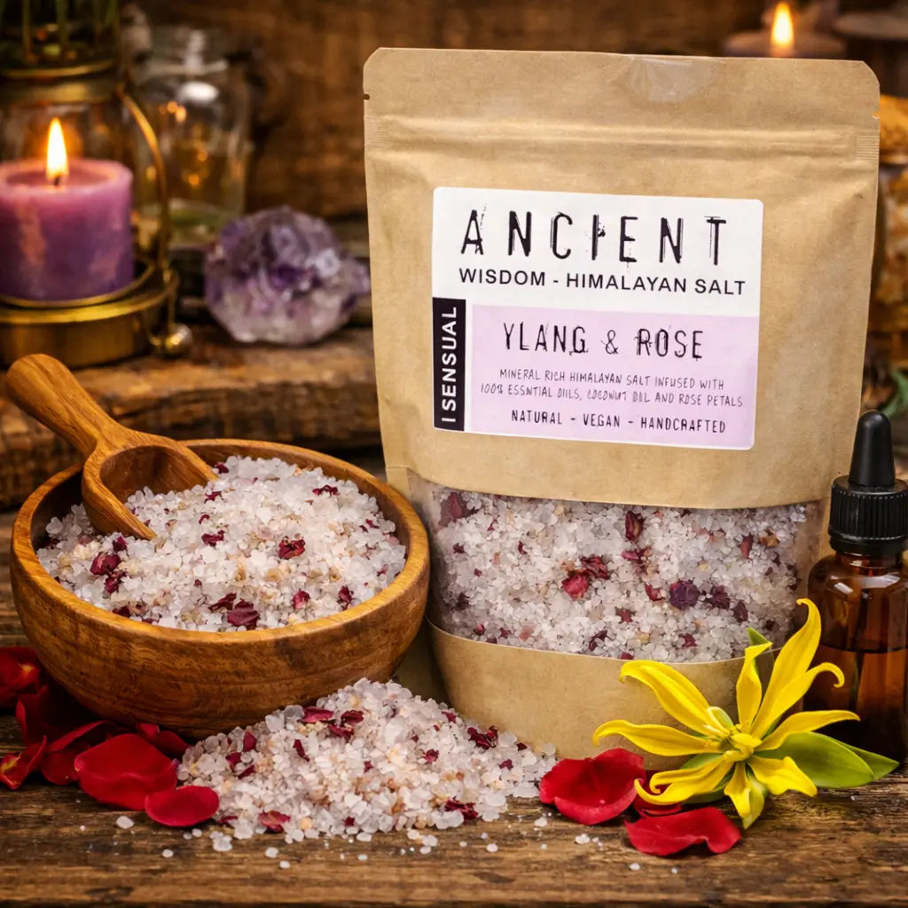 Sachet kraft de Mélange de Bain au Sel de l'Himalaya - Sensuel avec pétales de rose rouge, fleur de ylang-ylang jaune et huile essentielle.