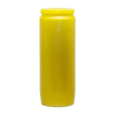 Cierge de couleur jaune uni, contenu dans un cylindre en plastique transparent.

