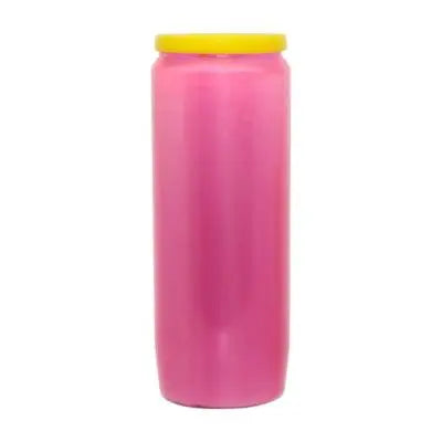 Cierge de couleur rose uni, contenu dans un cylindre en plastique transparent.

