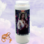 Bougie neuvaine blanche Sacré Cœur de Jésus avec illustration colorée, sur fond de nuages violets et chapelet en bois.