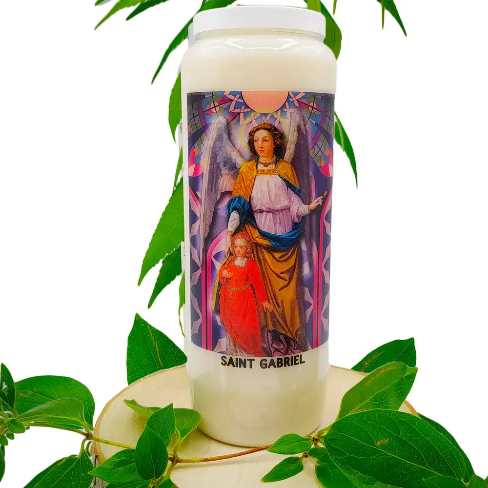 Neuvaine blanche « Saint Gabriel » avec illustration de l’archange et d’un enfant, posée sur un rondin de bois entouré de feuilles vertes sur fond blanc.