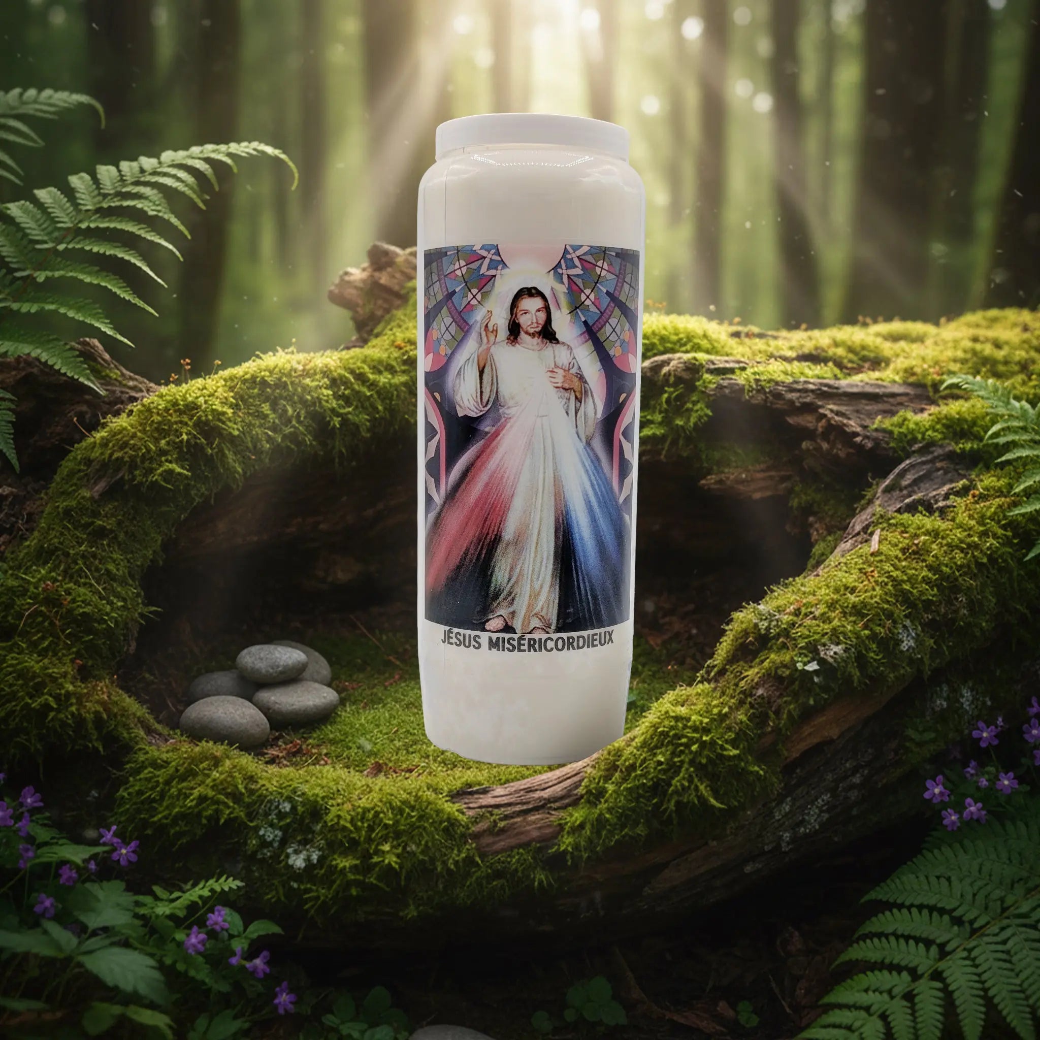 Bougie neuvaine Jésus Miséricordieux avec illustration colorée, posée sur un lit de mousse en forêt.