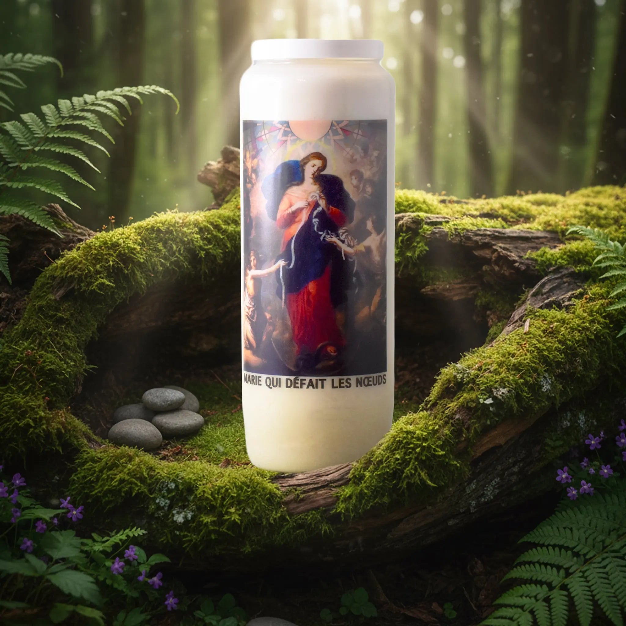 Neuvaine blanche « Marie qui défait les nœuds » avec illustration de la Vierge, posée sur un tronc d’arbre moussu en forêt.